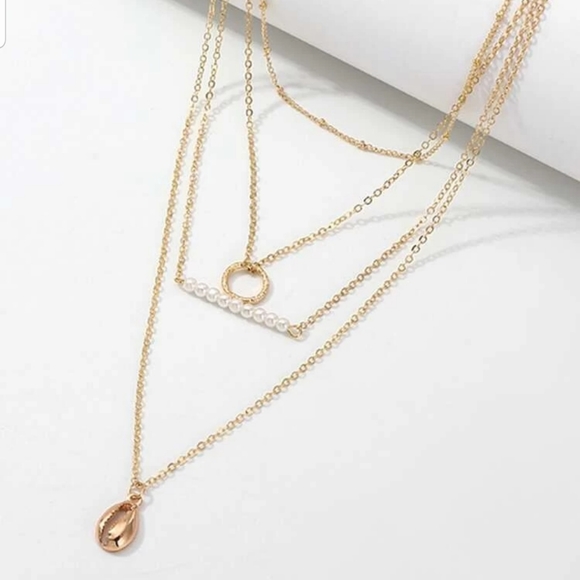 *Carla* Layered Shell Necklace - Picture 2 of 4